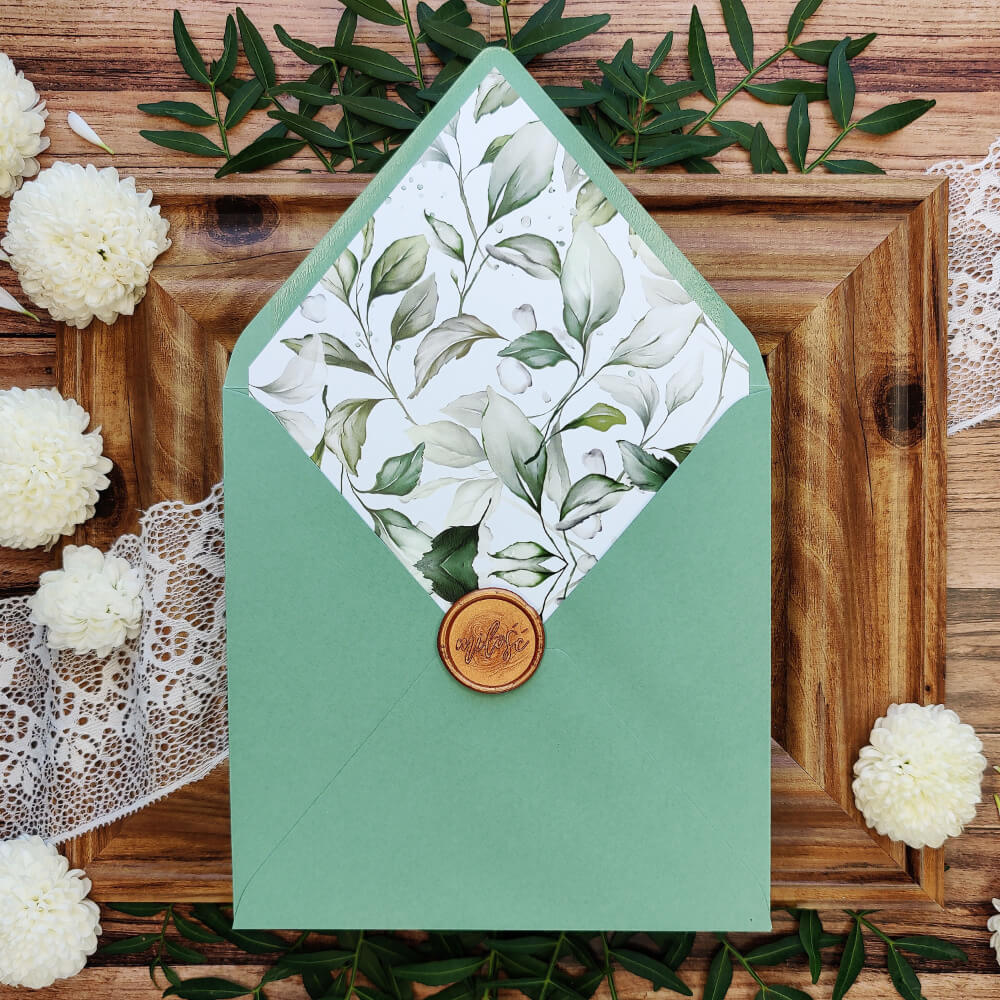 Zielona koperta do zaproszeń ozdobiona z wklejką w liście
